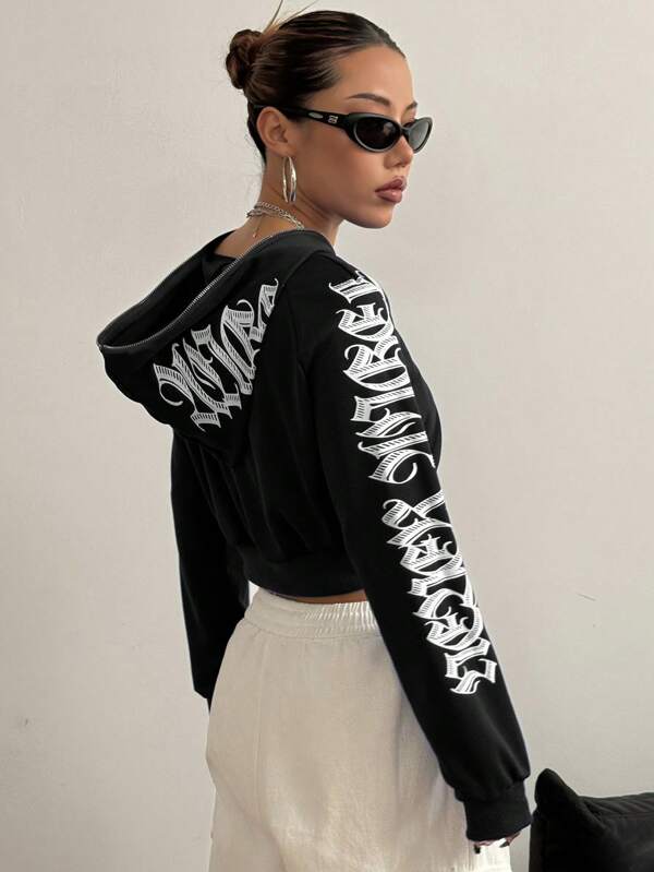 Moletom Cropped Com Capuz E Zíper Frontal Estampa Escrita Gothic