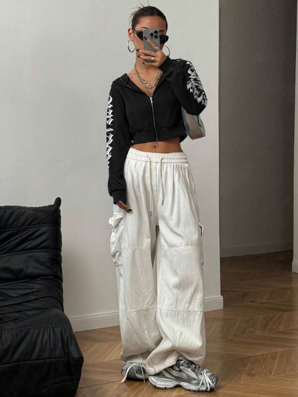 Moletom Cropped Com Capuz E Zíper Frontal Estampa Escrita Gothic