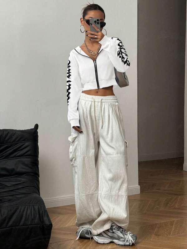 Moletom Cropped Com Capuz E Zíper Frontal Estampa Escrita Gothic