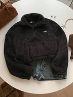 Moletom Cropped Peluciado Com Zíper E Bolso Canguru