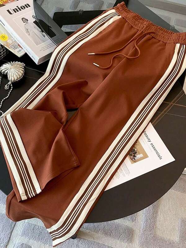 Conjunto Esportivo Com Jaqueta De Zíper E Calça Jogger Listrada