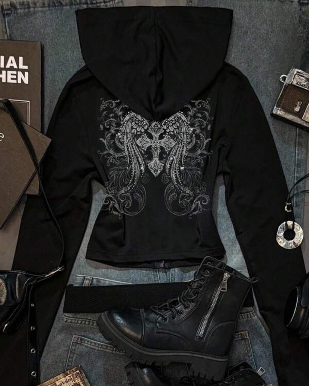 Moletom Cropped Com Capuz Estampa Gótica Ornamental Nas Costas